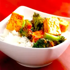 Gesundes Tofu-Brokkoli-Wokgericht, knuspriger Tofu und zarter Brokkoli in herzhafter Sauce.